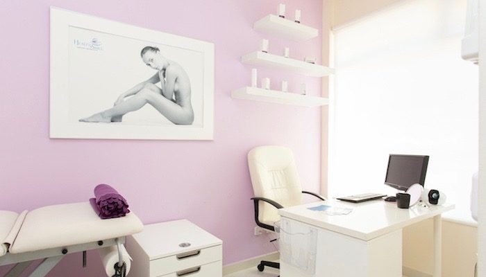 Sala del doctor en nuestra Clínica Dental en Arturo Soria, Madrid. Un espacio moderno y equipado para brindar atención odontológica de calidad.
